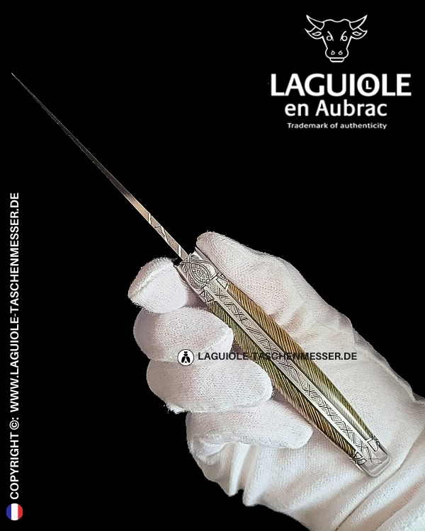 gestreifte elfenkönigin: laguiole taschenmesser aus grün brauner platane mit gravierte biene, heftbacke und feder